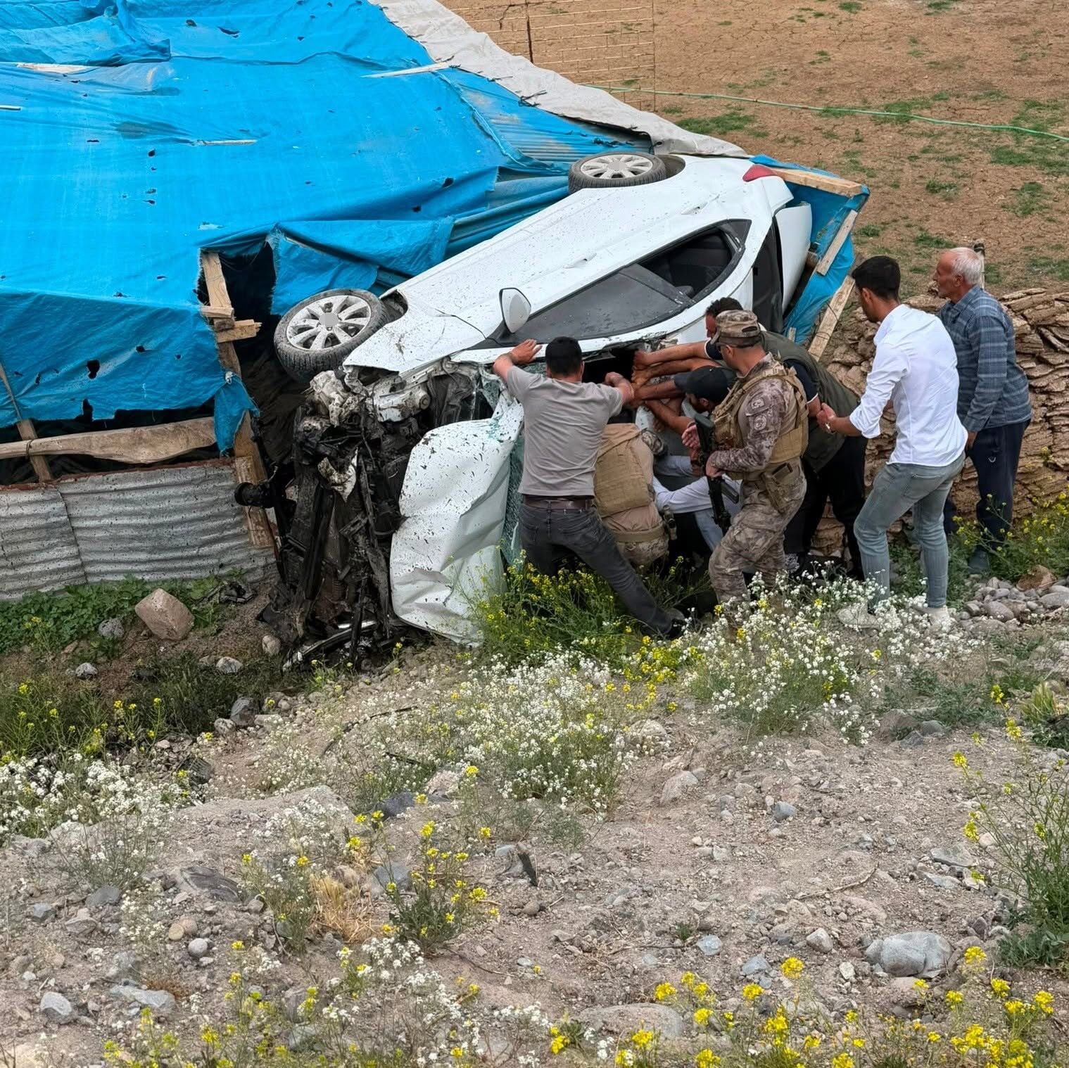Karayolunda otomobil şarampole devrildi: 2 yaralı