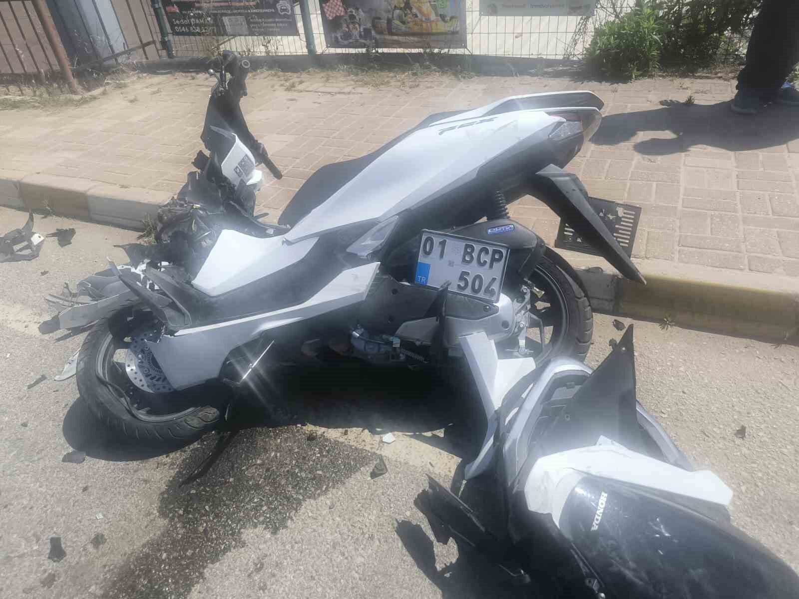Minibüs ile motosiklet çarpıştı: 1'i ağır 2 yaralı