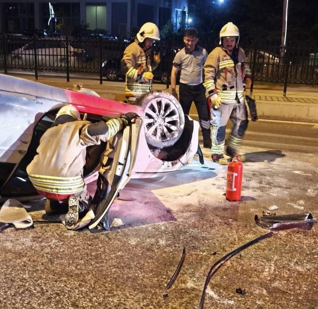 Otomobil refüje çarpıp takla attı: 1 yaralı
