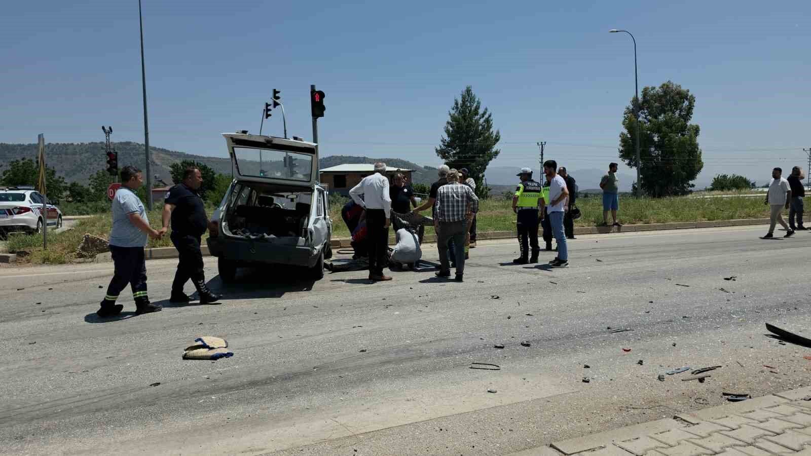 Seyir halindeki iki otomobil çarpıştı: 1'i ağır 2 yaralı