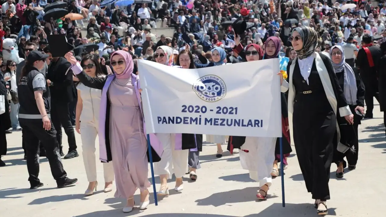 Erzincan Binali Yıldırım Üniversitesinde Mezuniyet Heyecanı