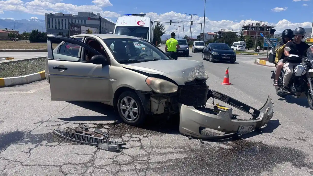 Erzincan’da iki otomobil çarpıştı: Araçlar hurdaya döndü