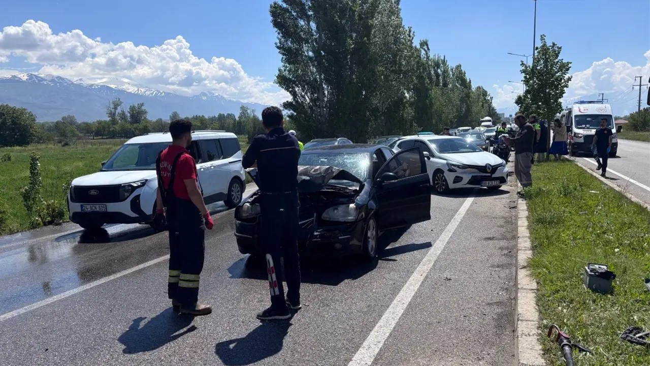 Erzincan’da 4 Araç Birbirine Girdi