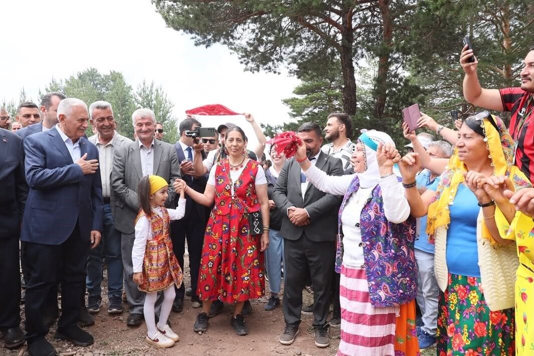 Binali Yıldırım Refahiye'deki Orçul Festivali'nde vatandaşlarla buluştu