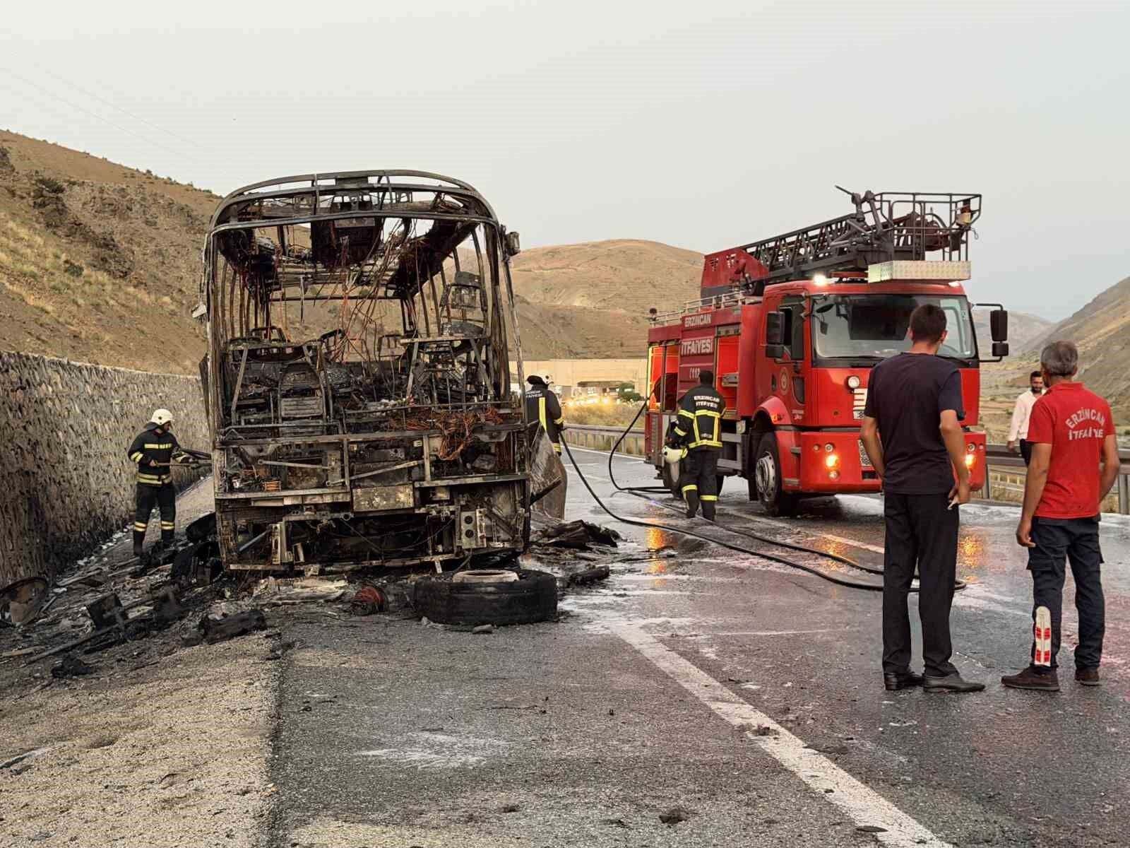 Erzincan-Sivas yolunda yolcu otobüsü alevlere teslim oldu