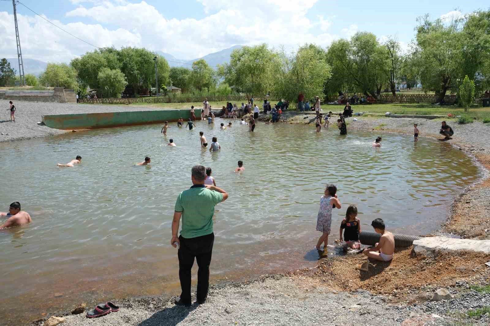Erzincan'da Ekşisu'da serinlik sezonu yoğun başladı