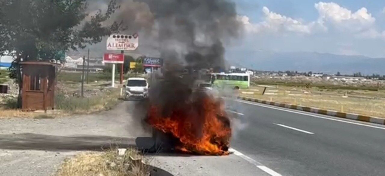 Erzincan’da Otomobil Alevlere Teslim Oldu