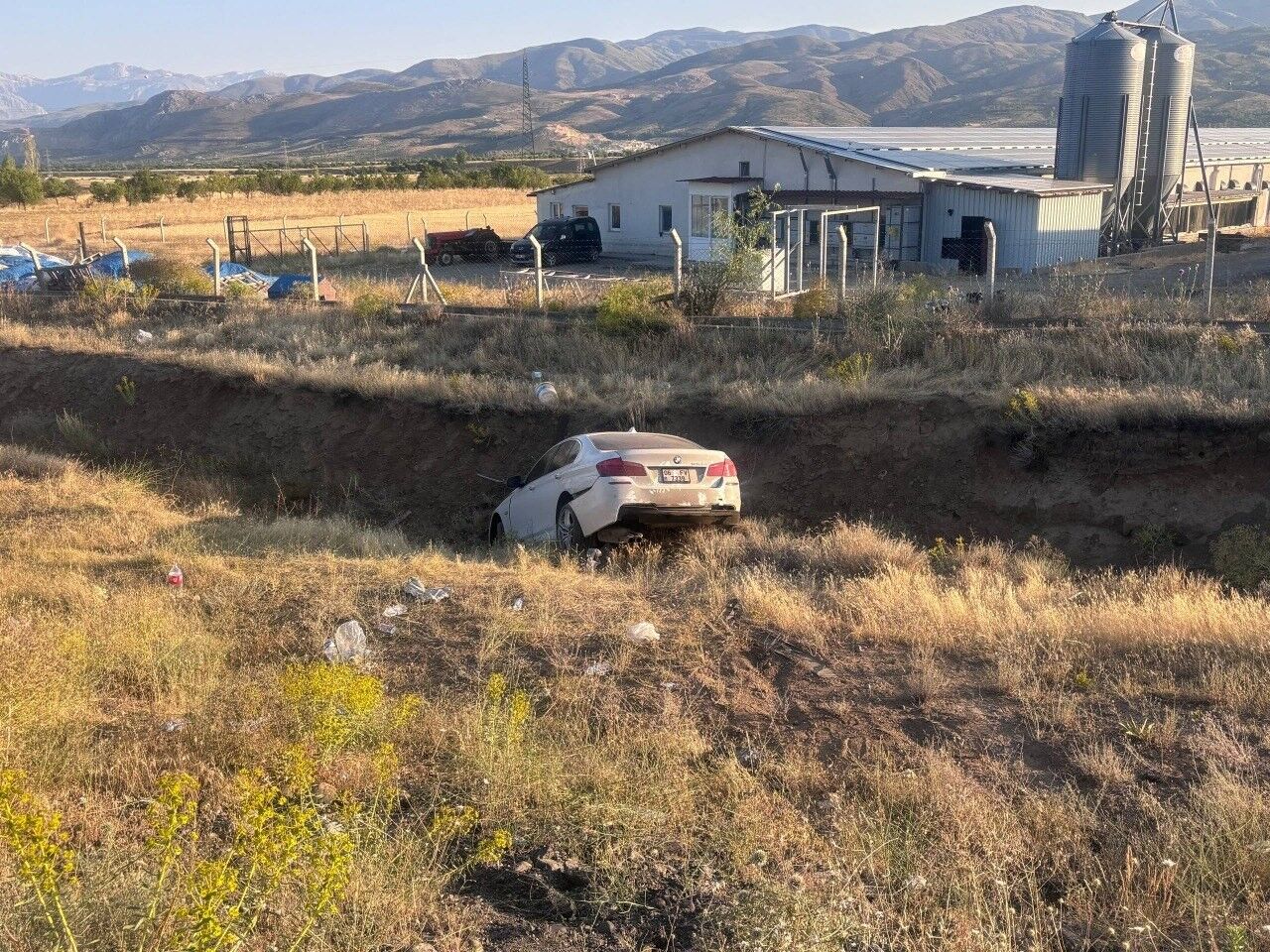 Erzincan'da otomobil yoldan çıktı: 3'ü çocuk 6 yaralı