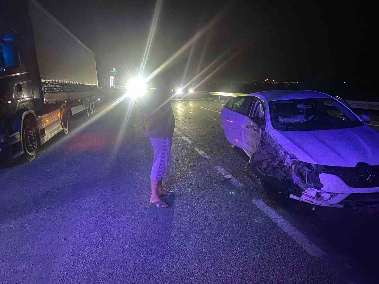Erzincan'da tır ile otomobilin çarpıştığı kaza güvenlik kamerasına yansıdı