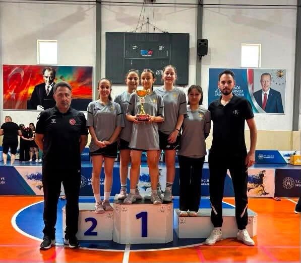 Erzincanlı Badmintoncular Artvin’de Çifte Şampiyonluk Yaşadı