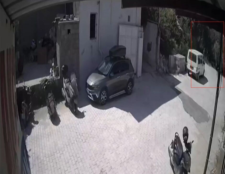 Evin avlusundaki ağaç kamyonetin üzerine devrildi