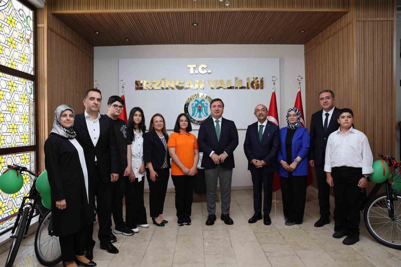 LGS'de 500 tam puan alan 3 öğrenci ödüllendirildi