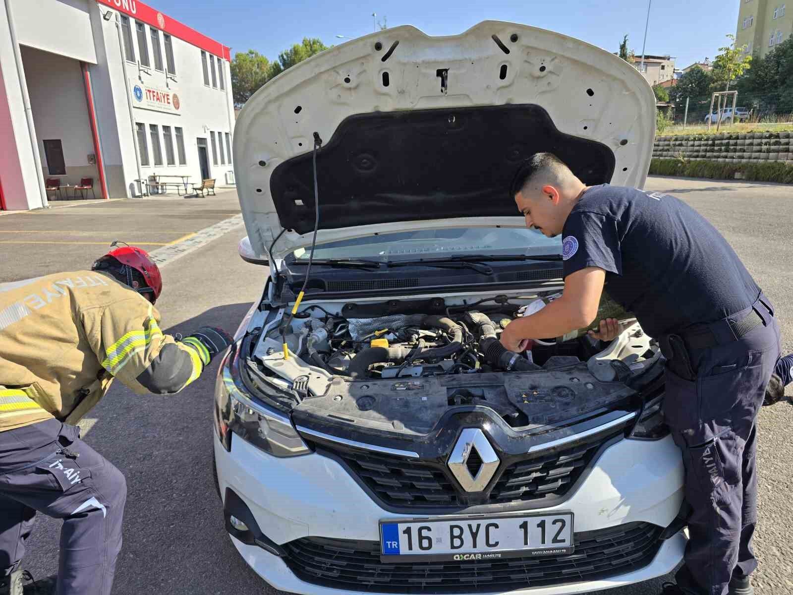 Otomobilin motorunda ilçe ilçe gezdi