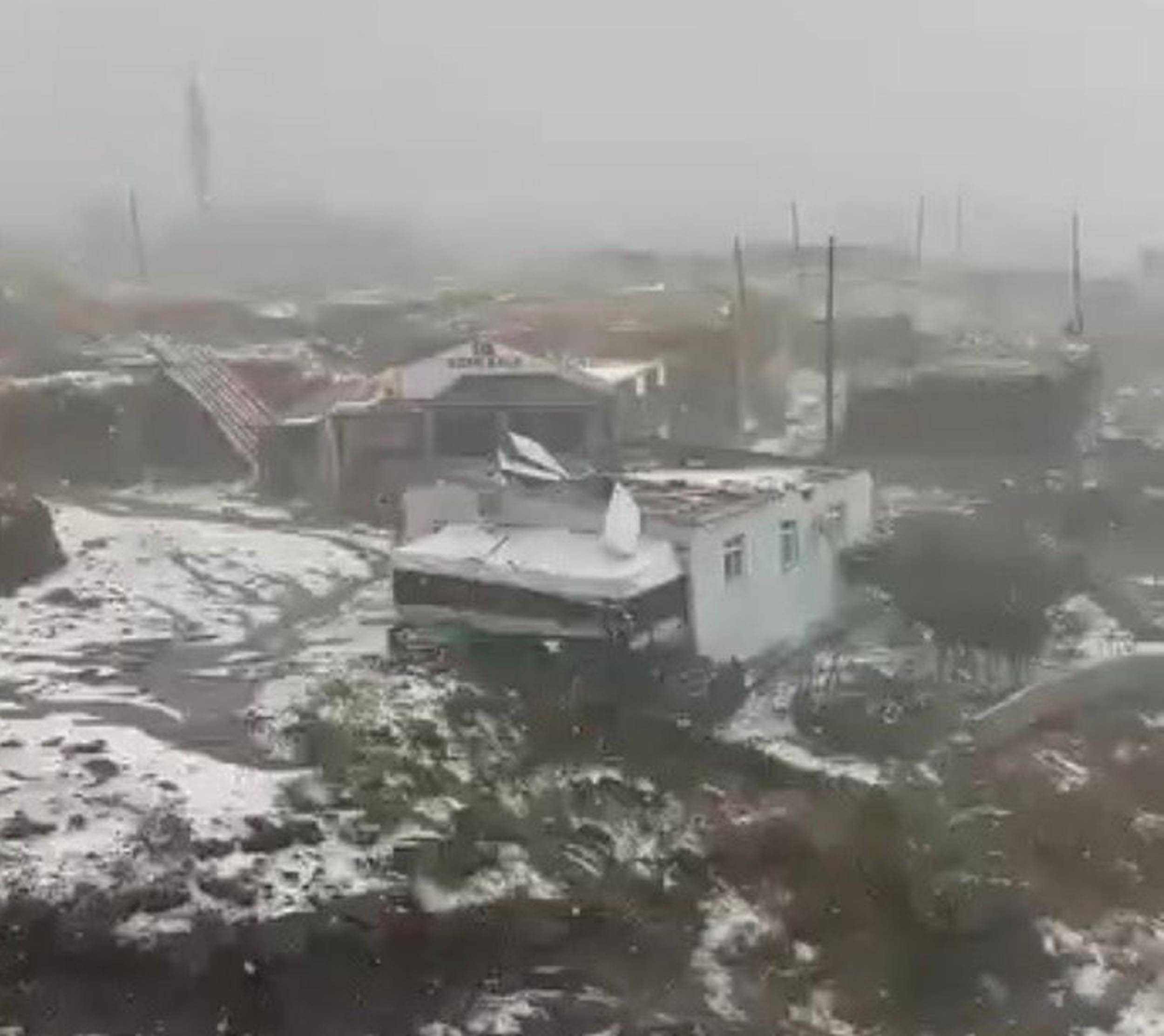 Çıldır'da şiddetli dolu ve fırtına: 20'den fazla evin çatısı uçtu