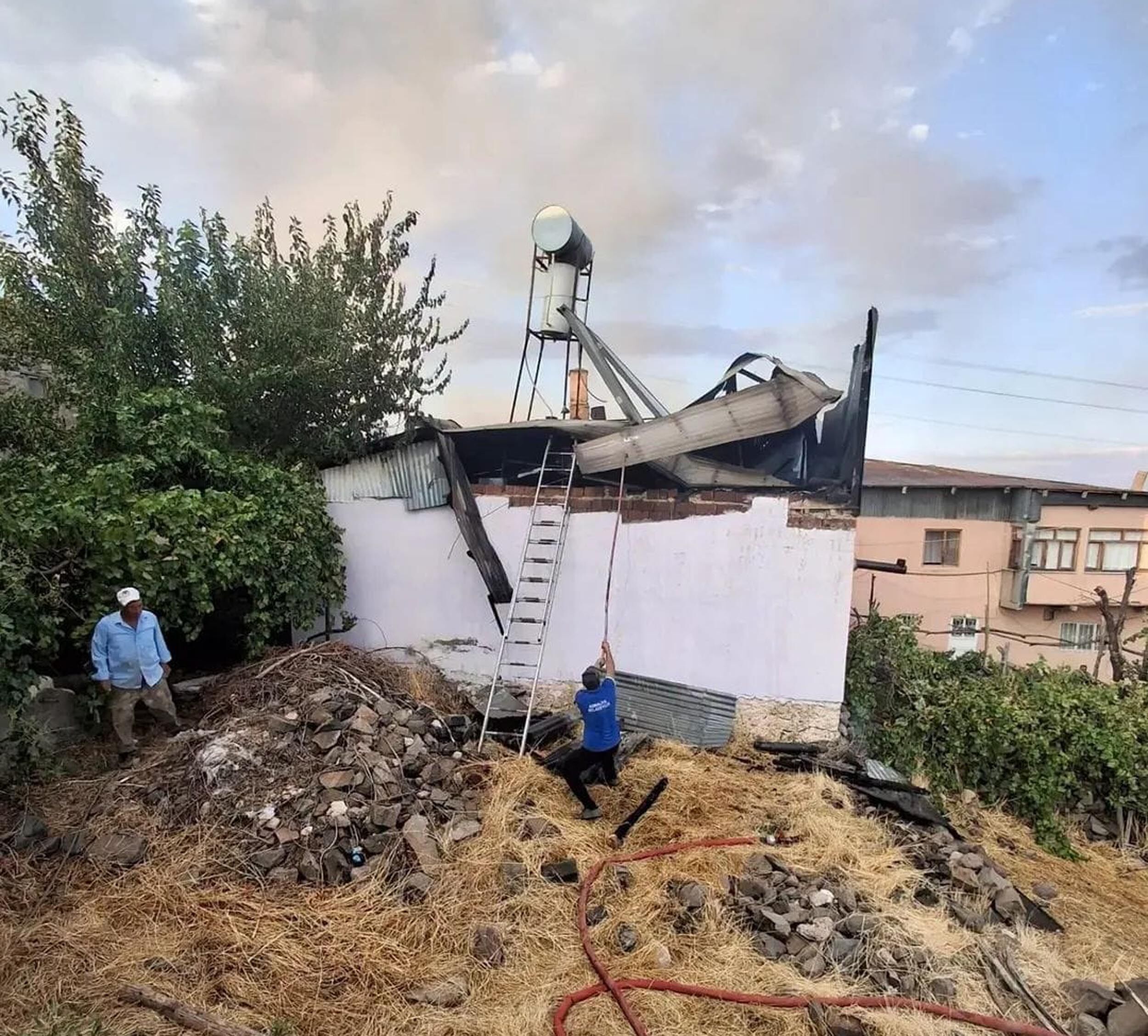 Erzincan'da köyde çıkan yangında 8 ev kullanılamaz hale geldi