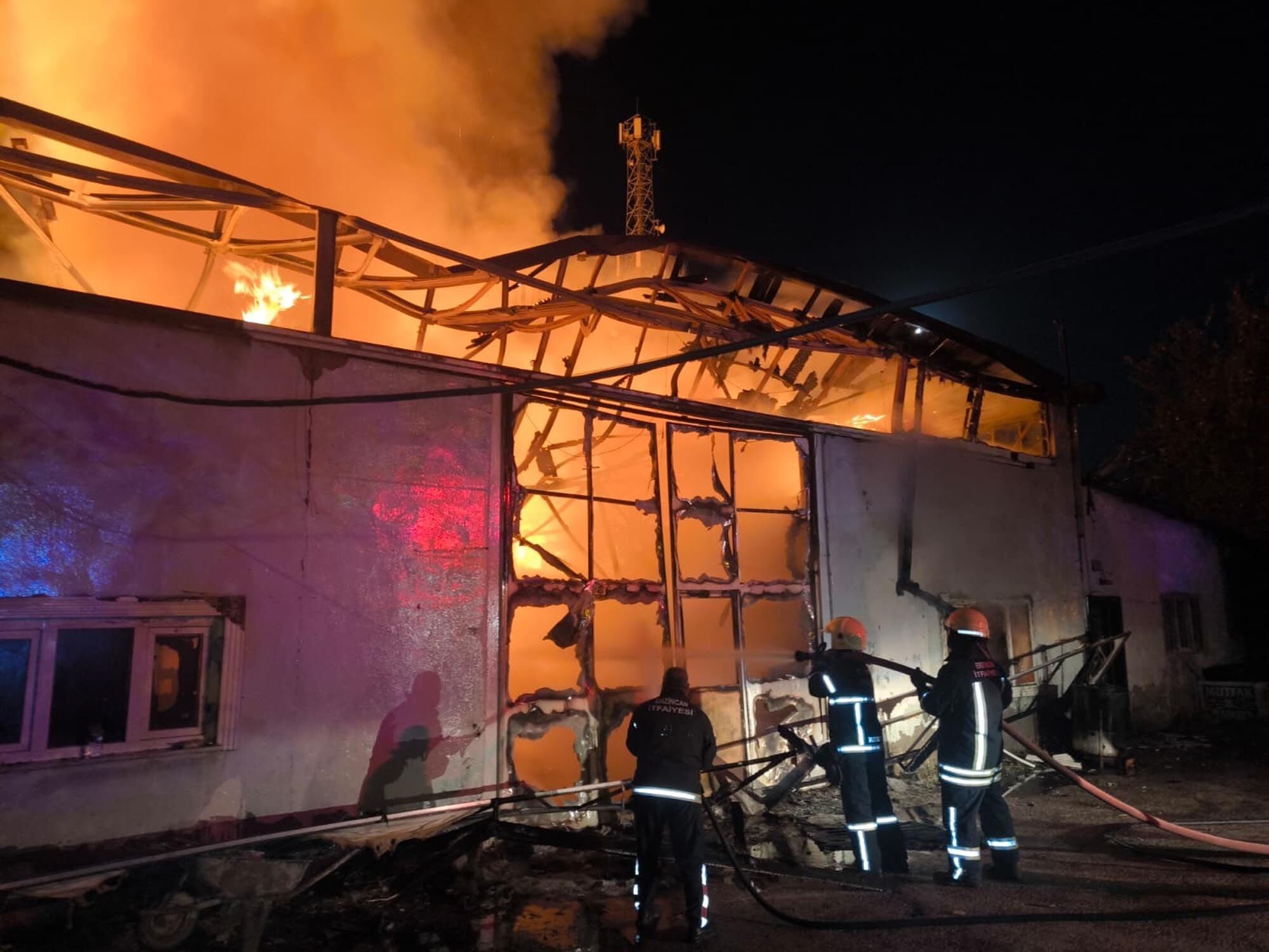 Erzincan'da mobilya imalathanesi yandı