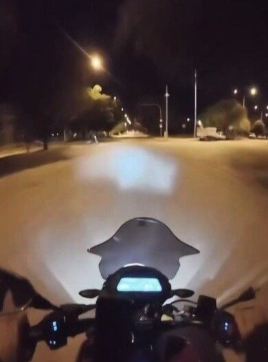 Erzincan'da iki motosikletin çarpışma anı kask kamerasına yansıdı