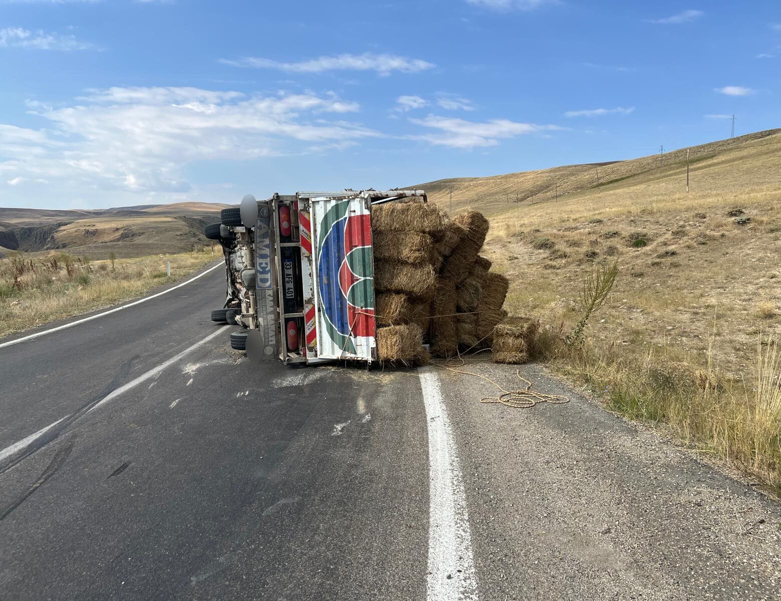 Erzurum'da ot yüklü kamyonet devrildi: 2 yaralı