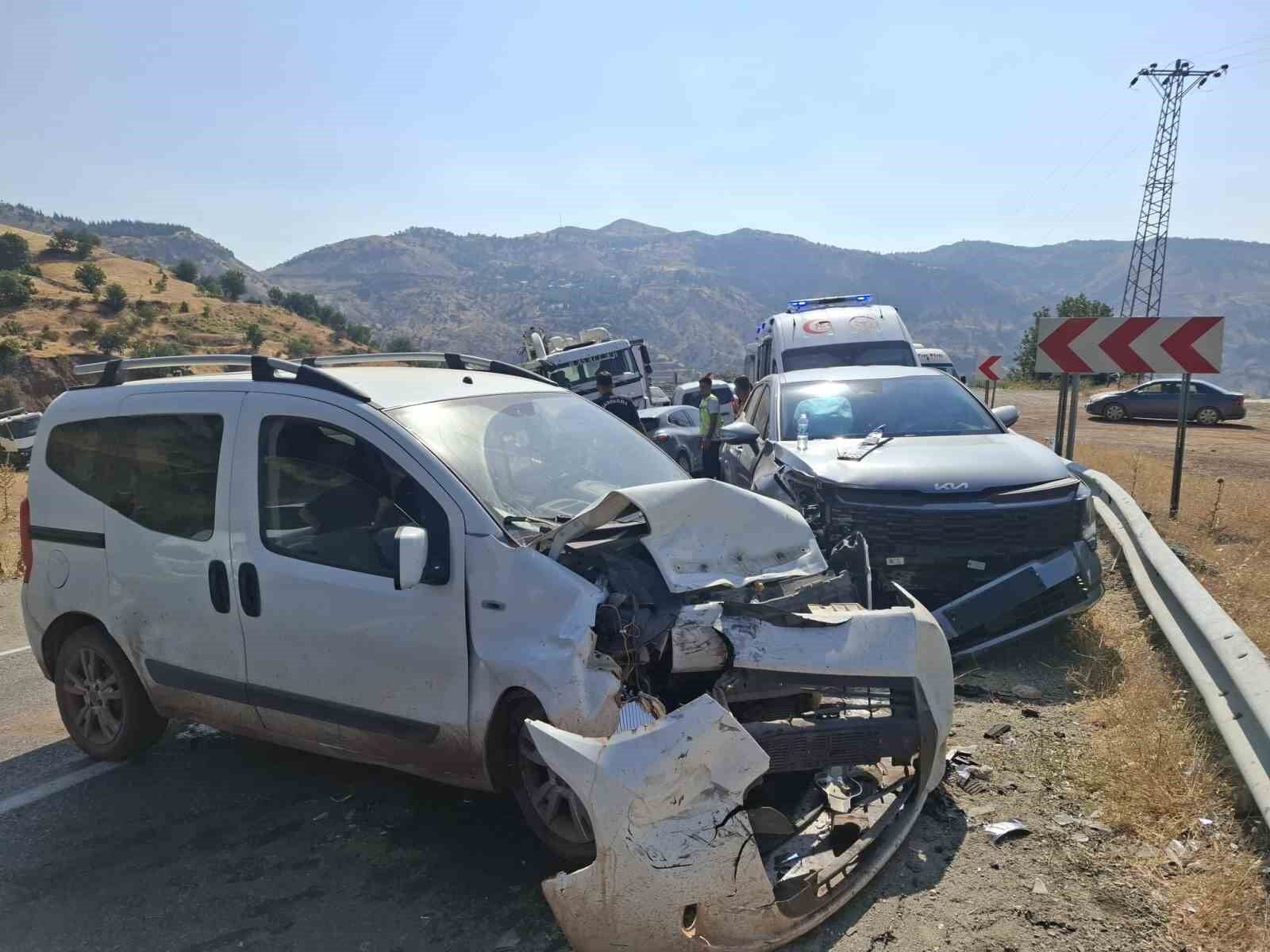 Hafif ticari araç ile otomobil çarpıştı: 1 yaralı