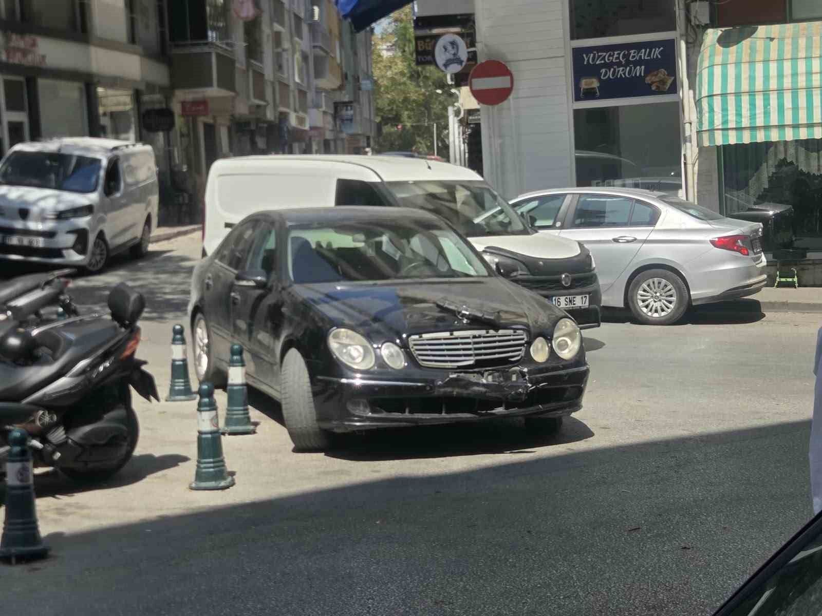Otomobille çarpışan motosikletli yaralandı