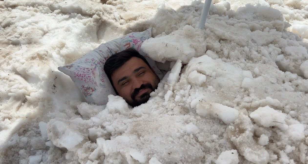 Sıcaktan kaçıp karın içine girdi! Erzincan'da ilginç serinleme