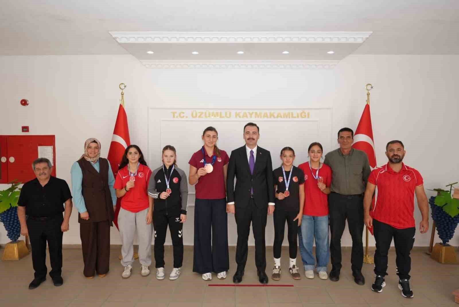 Üzümlü'de başarılı güreşçilerden Kaymakam Hökelekli'ye ziyaret