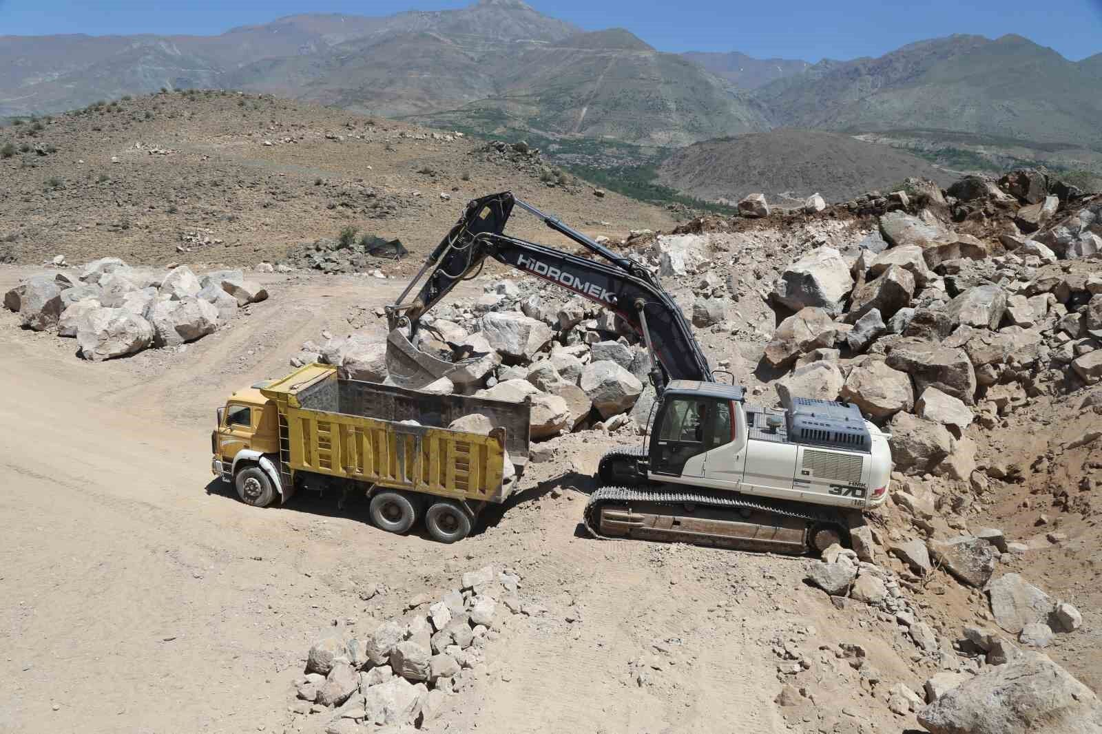 Erzincan Belediyesi Kendi Andezit Taşını Üretiyor