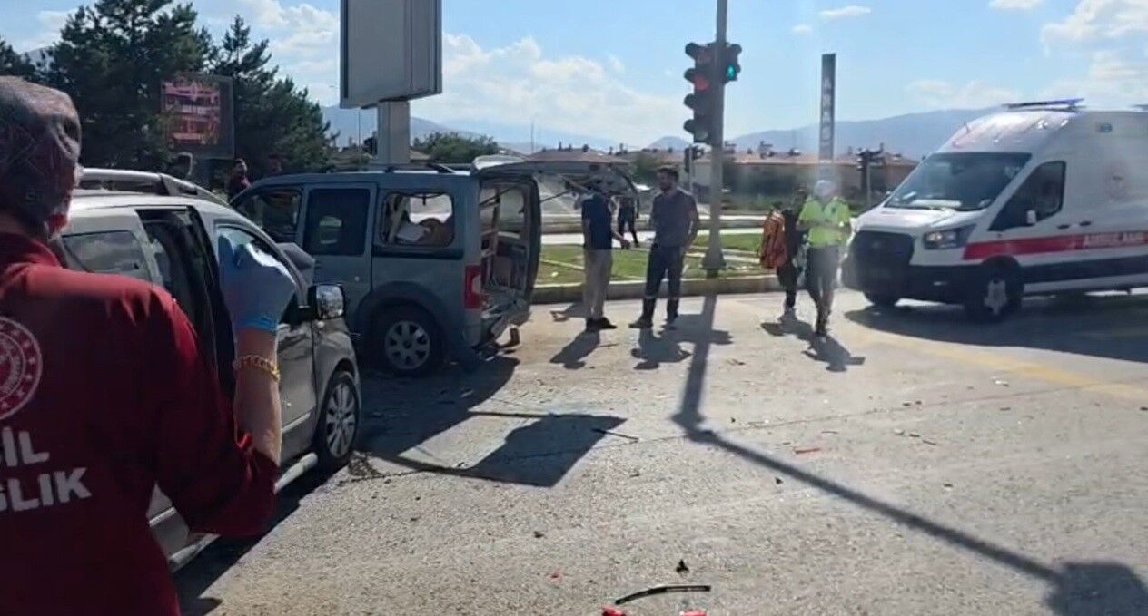 Erzincan'da iki otomobilin çarpıştığı kazada 4 kişi yaralandı