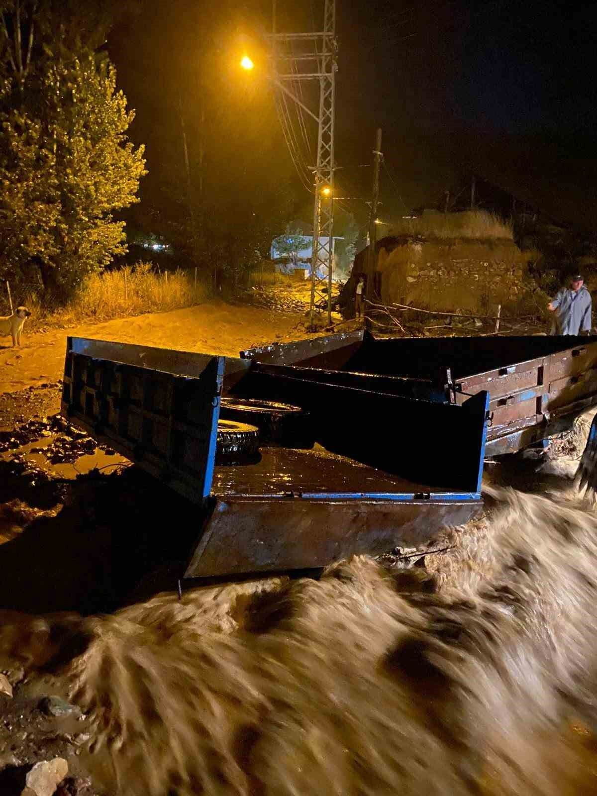 Erzincan'da sağanak yağış Saraycık köyünde taşkına neden oldu