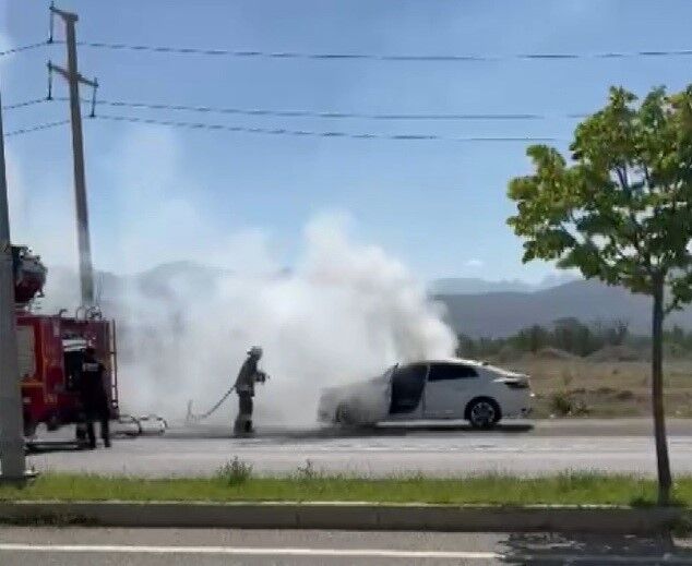 Erzincan’da Seyir Halindeki Otomobil Alev Alev Yandı