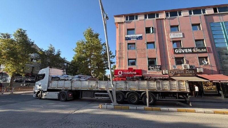 Erzincan'da tırın dorsesi aydınlatma direğine çarptı