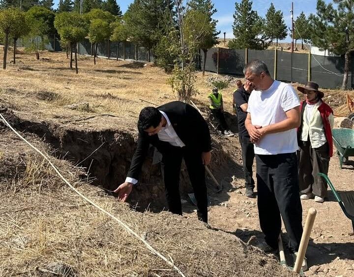 Kemah’ta Sultan Melik Türbesi’nde Restorasyon Çalışmaları Sürüyor