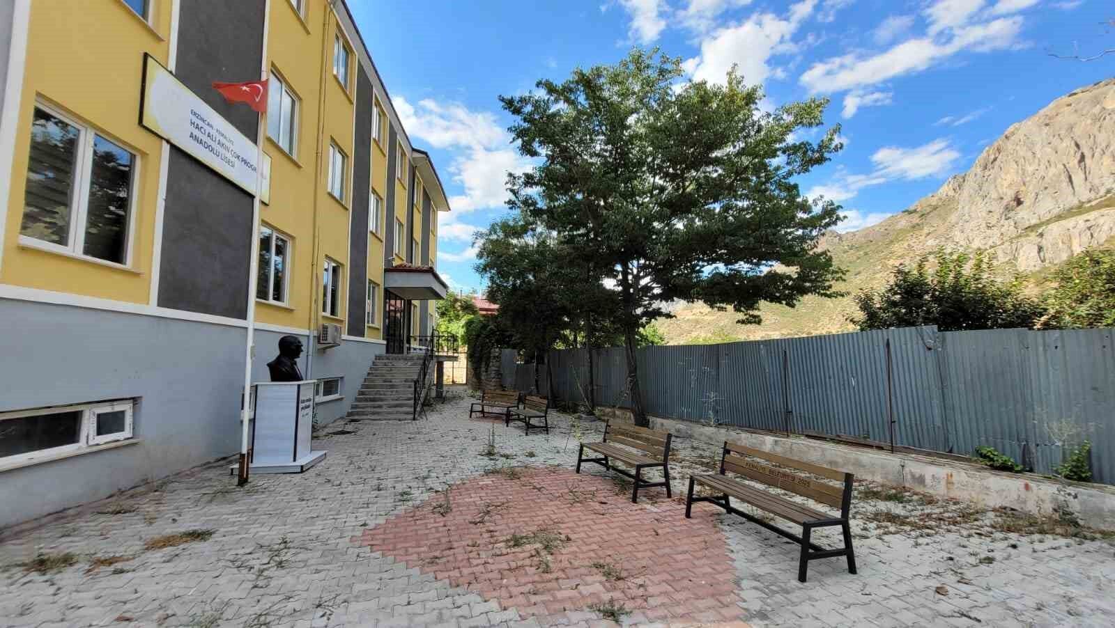 Kemaliye'de onarılmayan okul istinat duvarı tehlike oluşturuyor
