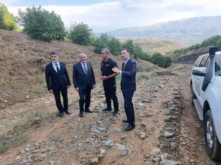 Milletvekili Karaman, Üzümlü'de toprak kayması bölgesini değerlendirdi